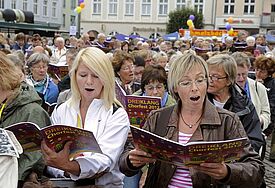 Öffentliches Singen auf dem Marktplatz beim Chorfest "Dreiklang" der Nordkirche 2012 in Greifswald