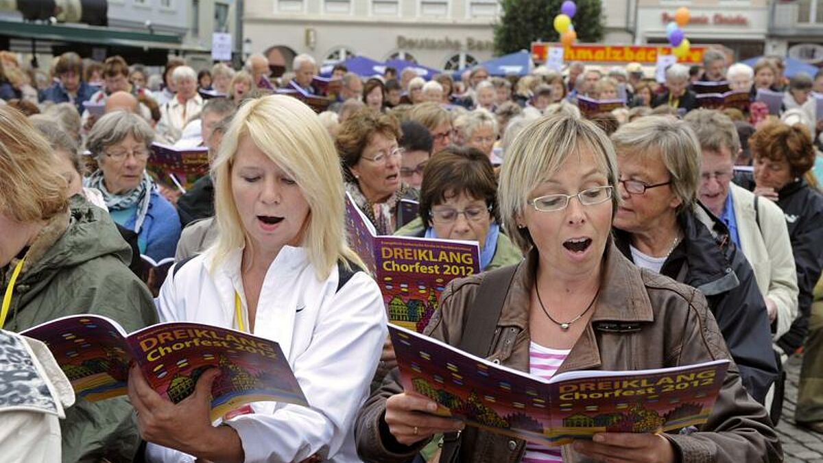 Das Chorfest "Dreiklang" der Nordkirche hat an seinem zweiten Tag am Samstag (25.08.2012) mit einem oeffentlichen Singen auf dem Marktplatz in Greifswald begonnen. Einige tausend Saenger und Blaeser aus den norddeutschen Bundeslaendern beginnen den Samstag auch mit dem Leit-Lied der Woche "Suchet zuerst Gottes Reich".