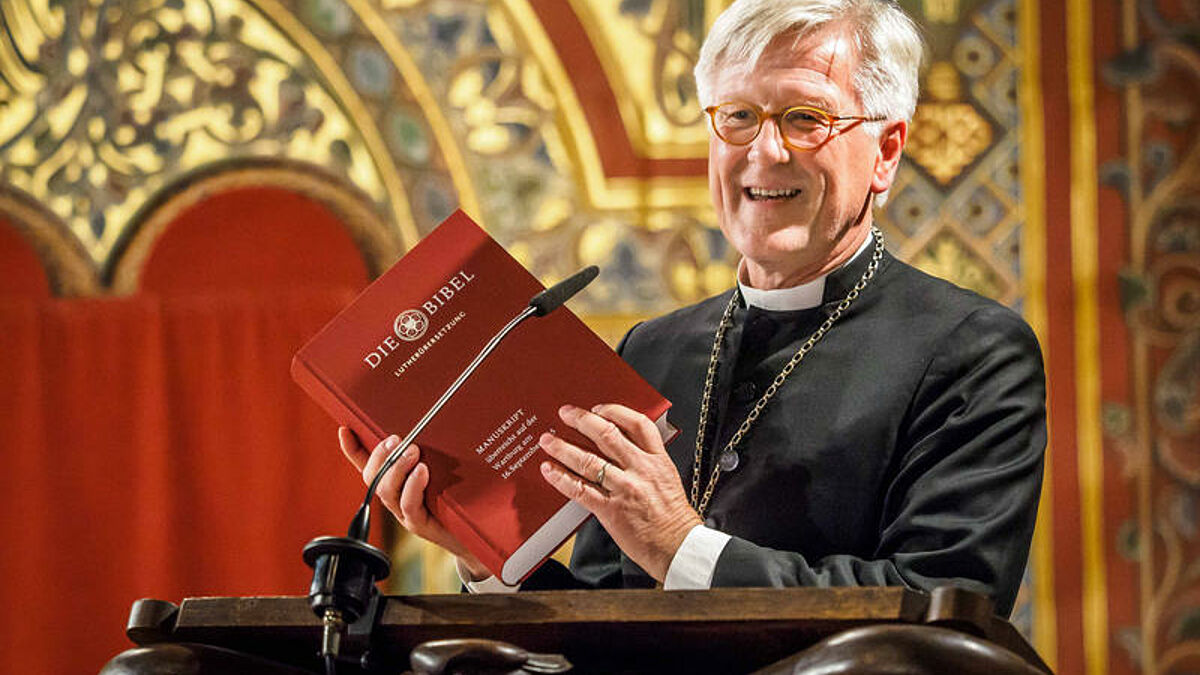 Nach fuenfjaehriger Arbeit haben Theologen und Sprachwissenschaftler am Mittwoch (16.09.2015) auf der Wartburg eine neue Fassung der Lutherbibel vorgelegt. Die juengste Revision von Martin Luthers Bibeluebersetzung nahm fuer den Rat der Evangelischen Kirche in Deutschland (EKD) als Herausgeber Ratsvorsitzender Heinrich Bedford-Strohm (Foto) von dem Thueringer Altbischof Christoph Kaehler (Kähler) entgegen. Die Durchsicht der Fassung von 1984 wurde von einem Lenkungsgremium unter Leitung des  Altbischofs koordiniert. Mit der Ueberarbeitung ueberprueften rund 70 Fachleute in Fachgruppen diese Fassung auf Treue zum biblischen Text. Mit dem Beschluss zur Durchsicht reagierte der Rat der EKD 2010 auf Fortschritte in der Forschung über biblische Schriften in Theologie und anderen Disziplinen. Die neue Bibel soll nach Korrekturen und Druck zum Reformationstag 2016 mit einem Gottesdienst in Eisenach und einem Festakt in Berlin offiziell eingefuehrt werden. (Siehe epd-Meldung vom 16.09.2015)