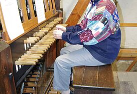Gudrun Schmidtke am Carillon im Turm der Christianskirche