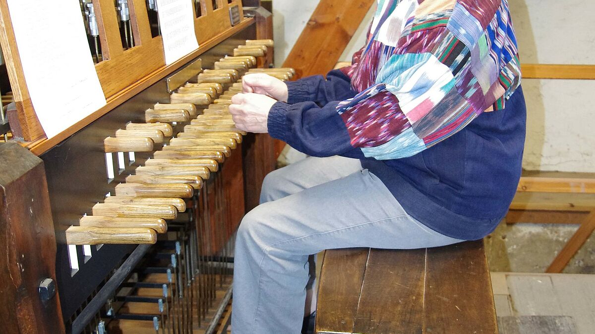 Gudrun Schmidtke am Carillon im Turm der Christianskirche