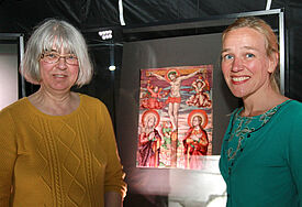 Papierrestauratorin Viola Meradi (l.) säuberte und bereitete die Originale aus dem St. Annen-Museum für die Ausstellung vor. Holzrestauratorin Stephanie Schipper fand die Schätze hinter zuvor verschlossenen Türen. 