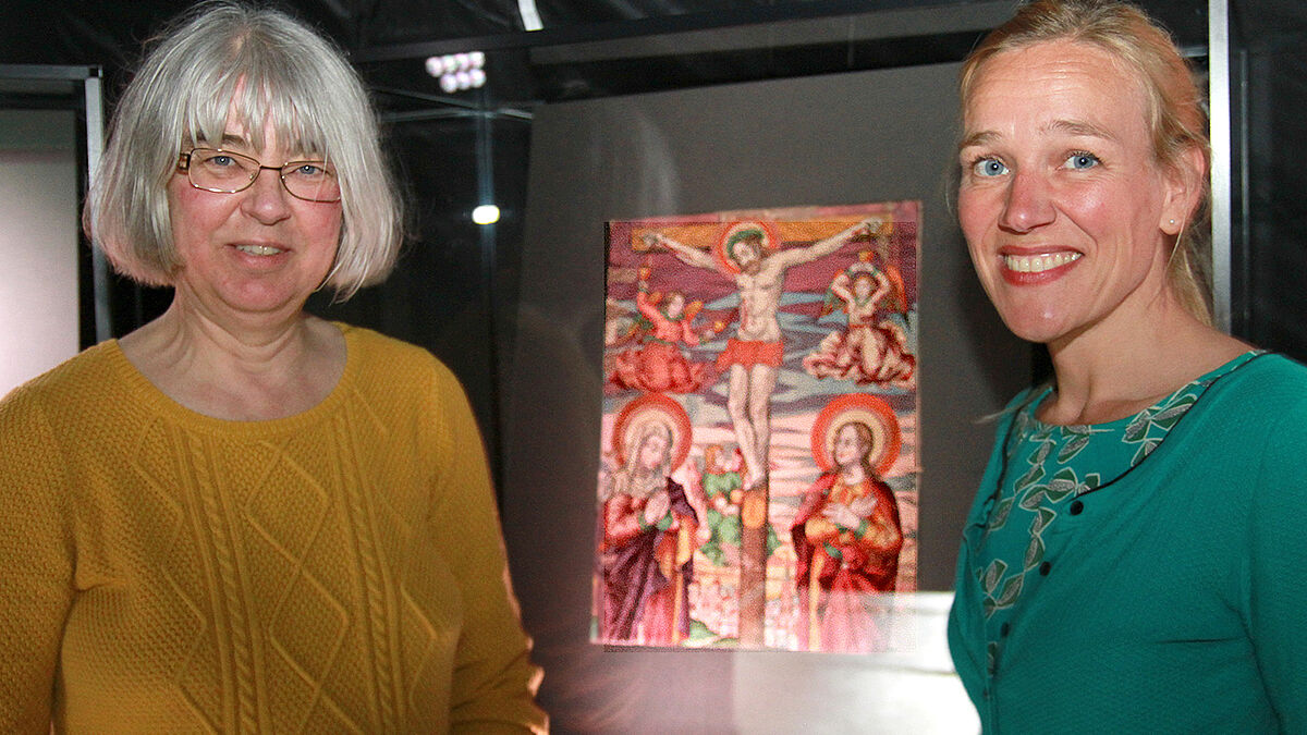 Papierrestauratorin Viola Meradi (l.) säuberte und bereitete die Originale aus dem St. Annen-Museum für die Ausstellung vor. Holzrestauratorin Stephanie Schipper fand die Schätze hinter zuvor verschlossenen Türen. 