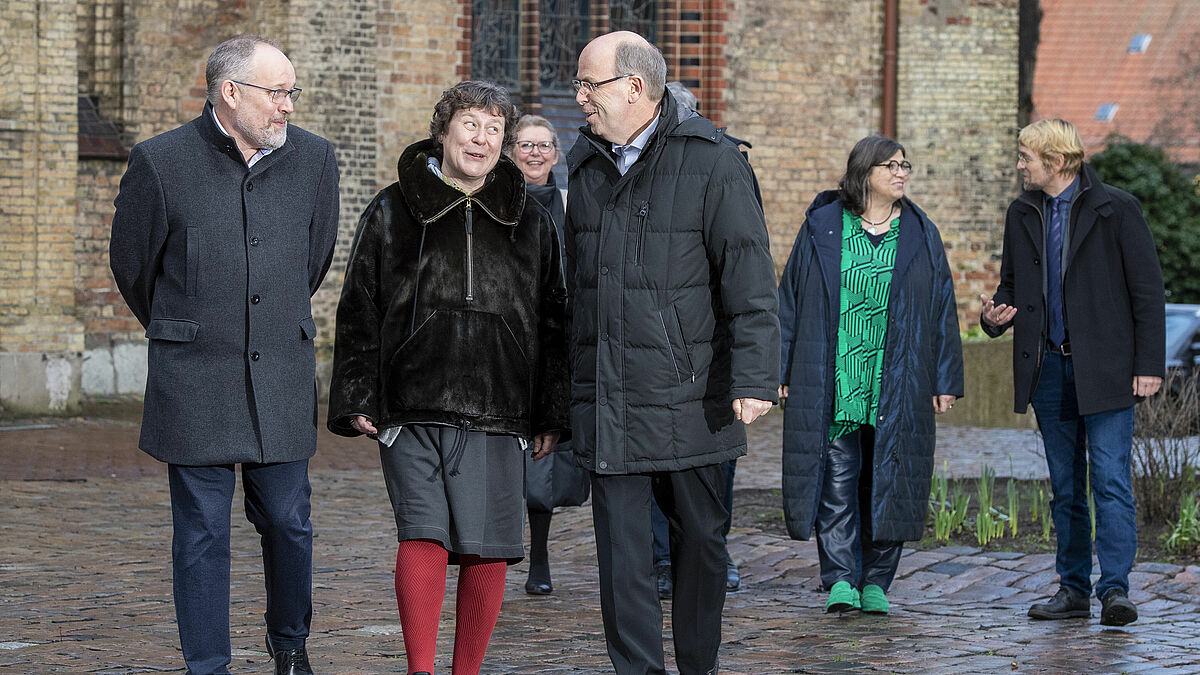 Bischof Gothart Magaard (vordere Reihe r., Sprengel Schleswig und Holstein) im Gespräch mit Marianne Christiansen (Bistum Hadersleben) und Elof Westergaard (l., Bistum Ribe).
