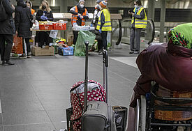 Viele Helfer kümmern sich am Berliner Hauptbahnhof um ankommende Flüchtlinge aus der Ukraine.