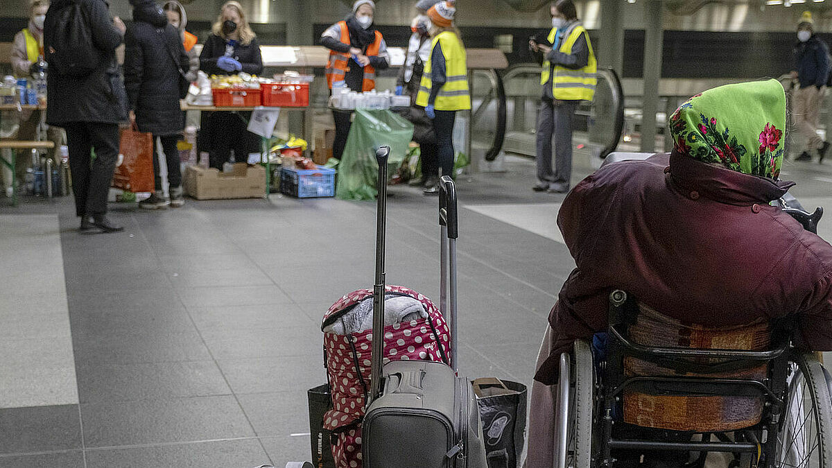 Viele Helfer kümmern sich am Berliner Hauptbahnhof um ankommende Flüchtlinge aus der Ukraine.