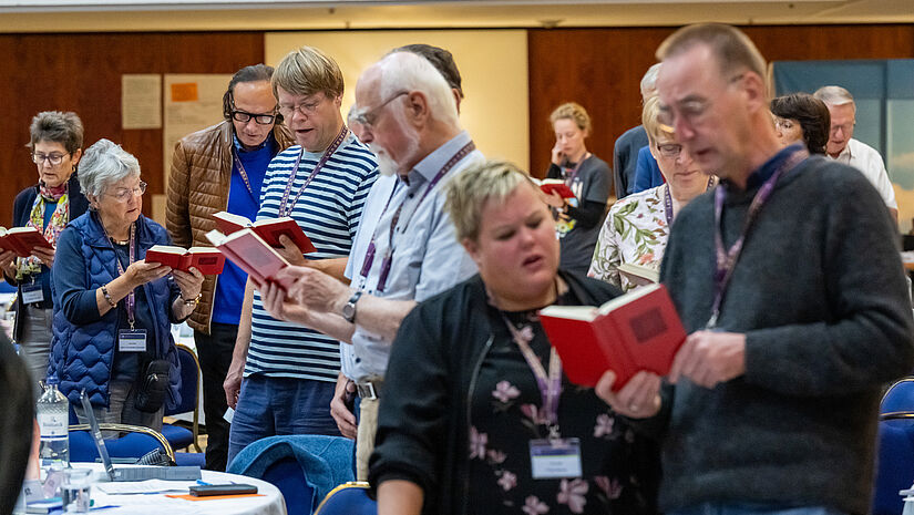 Synodale singen bei der Morgenandacht am vierten Tag der Landessynode