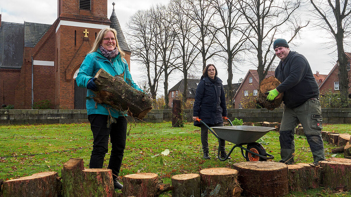 Vor der Brokstedter Kirche entsteht ein riesiger Adventskranz. Er soll die Menschen ermuntern, dort innezuhalten und eine Last abzulegen, so Gemeindepastorin Ulrike Wohlfahrt (links im Bild). 