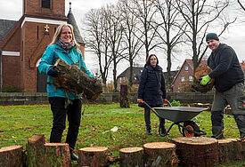 Mit Hilfe von Ulrike Wohlfahrt und Bettina Jung-Clausen nimmt der große Adventskranz von Thorben Trojahn Formen an.