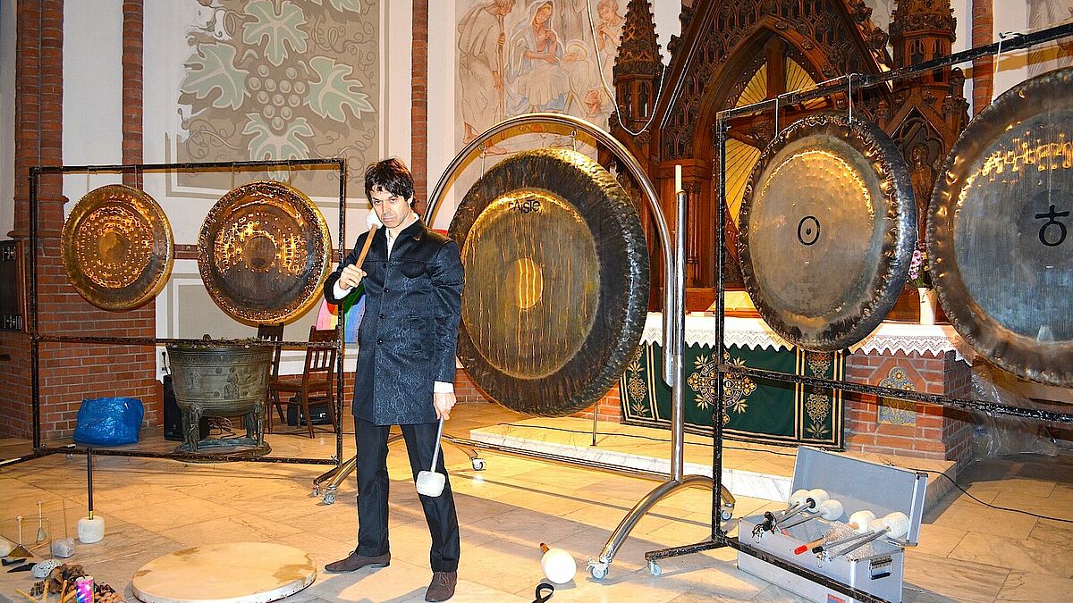 Gongs in der Kirche: Der Kirchenmusiker Peter Heeren baut neue Klangräume.