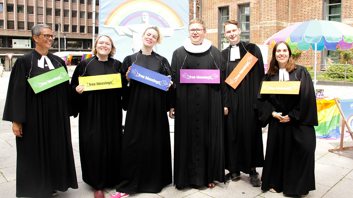 Pop Up Church mit Regenbogen-Jesus vor St. Petri in Hamburg: Sechs Pastorinnen und Pastoren bieten auf dem CSD "free blessings" an.