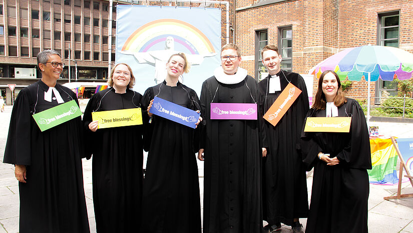 Das Team der Ritualagentur St. Moment bietet Segnungen auf dem Hamburger CSD an. Das Team der Ritualagentur St. Moment bietet Segnungen auf dem Hamburger CSD an.