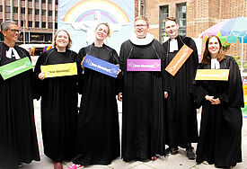 Das Team der Ritualagentur St. Moment bietet Segnungen auf dem Hamburger CSD an.