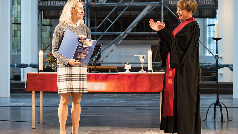 Als Dank für die Spende überreicht Pastorin Maren Schmidt eine Patenschaftsurkunde für den Altar an die stellvertretende Stadtpräsidentin Antje Möller-Neustock.