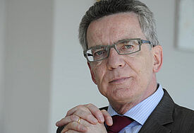 Bundesinnenminister Thomas de Maizière will das Kirchenasyl unter Bedingungen auch künftig akzeptieren