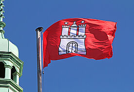 Die Hamburg-Flagge im Wind