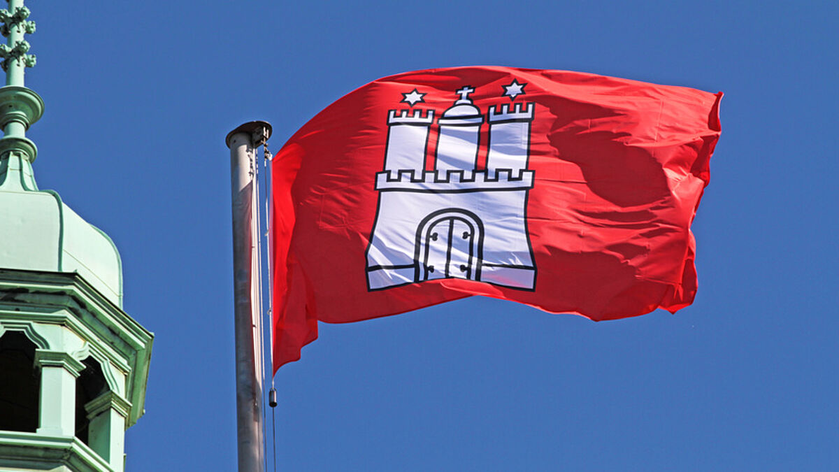 Die Hamburg-Flagge im Wind