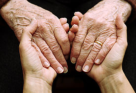 Schwerstkranke und sterbende Menschen stehen im Mittelpunkt der NDR-Benefizaktion "Hand in Hand für Norddeutschland" (Symbolbild)