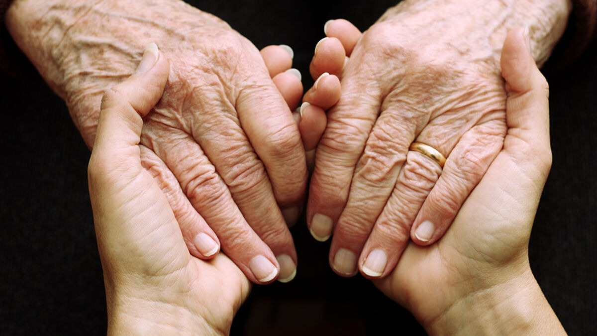 Schwerstkranke und sterbende Menschen stehen im Mittelpunkt der NDR-Benefizaktion "Hand in Hand für Norddeutschland" (Symbolbild)
