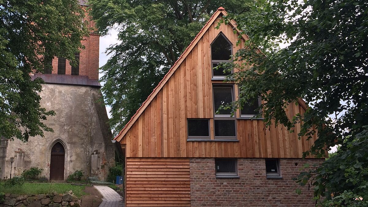 Die neue Begegnungsstätte neben der Kirche in Ranzin.