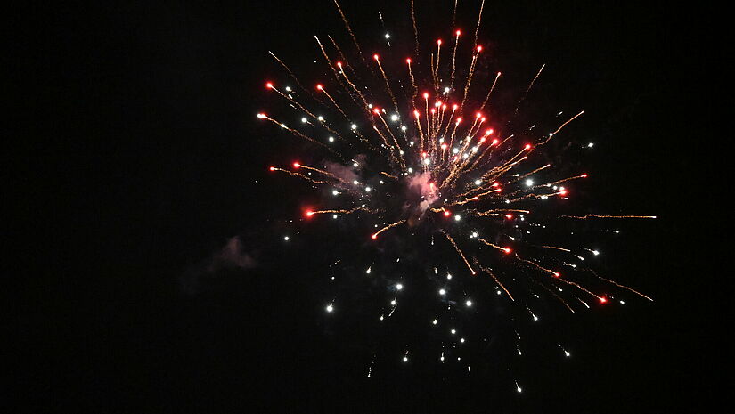 Silvester-Rakete explodiert am Himmel