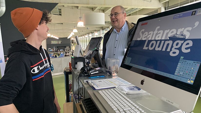 Seemannspastor Götz-Volkmar Neitzel besucht den Seemannsclub am Cruise-Terminal Altona. Auch hier arbeiten freiwillige Helfer, damit die Seefahrer sich mit Telefonkarten und Snacks versorgen können. Seemannspastor Götz-Volkmar Neitzel besucht den Seemannsclub am Cruise-Terminal Altona