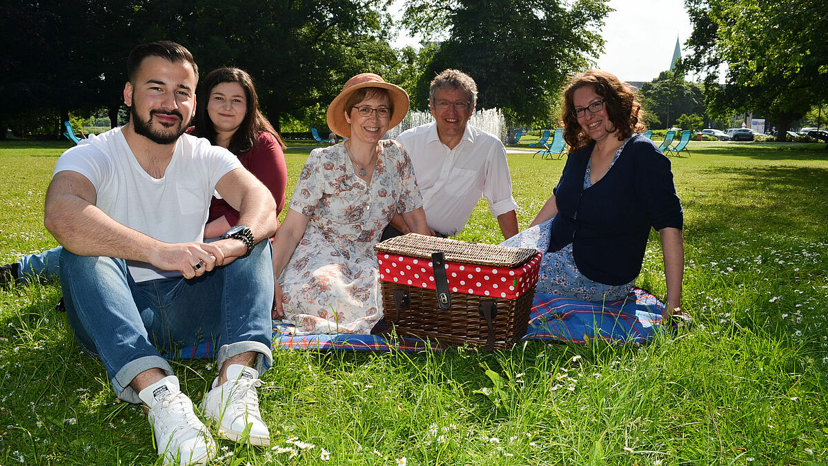 Test-Picknick im Park mit Abdullah Emir Öztürk (v.l.), Özge Güzelhan von der Schura, den Pastoren Claudia Bruweleit und Niels-Peter Mahler sowie Gemeindereferentin Anne Koep.
