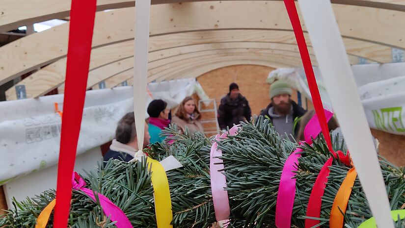 Ein Tischler hat einen neuen professionellen Aufbau für den alten Zirkuswagen gebaut. Das Richtfest am 4. Dezember 2022 ist ein großer Meilenstein. Ein Tischler hat einen neuen professionellen Aufbau für den alten Zirkuswagen gebaut. Das Richtfest am 4. Dezember 2022 ist ein großer Meilenstein.