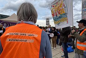 Mahnwache für Kirchenasyl Teilnehmerin mit Weste in Hamburger Innenstadt