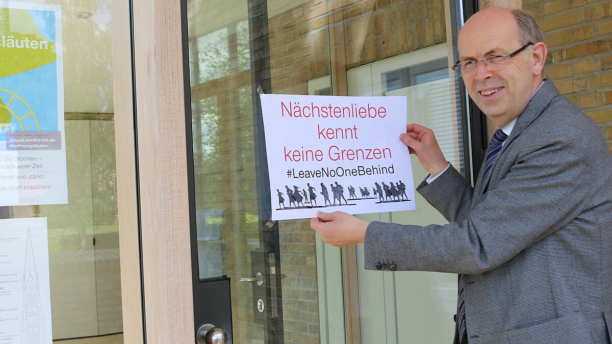 Bischof Gothart Magaard zeigt Solidarität zum Aktionstag der Seebrücke.