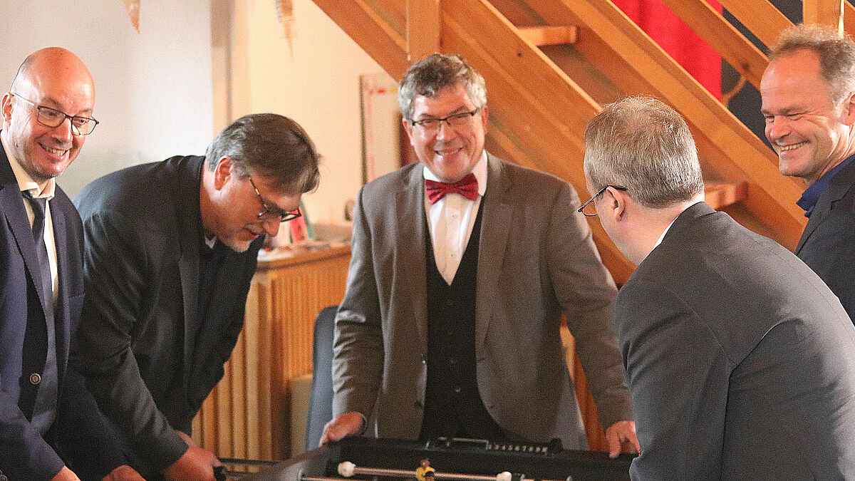 Landesbischof Tobias Bilz (Landeskirche Sachsen), Kirchenpräsident Joachim Liebig (Landeskirche Anhalt), Landesbischof Friedrich Kramer (Kirche in Mitteldeutschland), Bischof Tilman Jeremias (Nordkirche) und Bischof Dr. Christian Stäblein (Kirche Berlin-Brandenburg-schlesische Oberlausitz) beim gemeinsamen Kickern (von links).