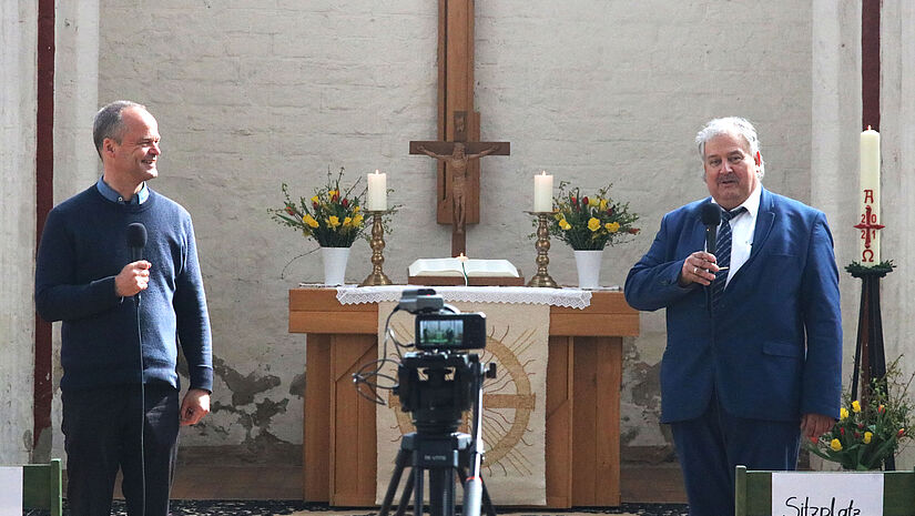 Wolfgang Banditt (rechts) und Bischof Jeremias beim Videodreh.