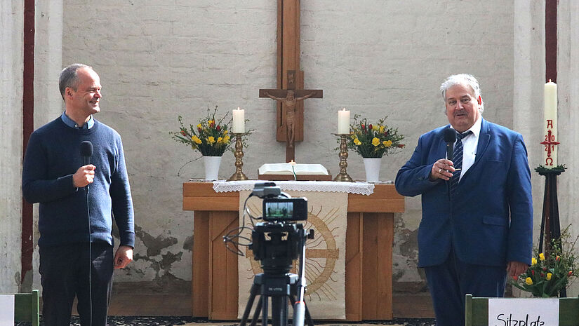 Wolfgang Banditt (rechts) und Bischof Jeremias beim Videodreh. Wolfgang Banditt (rechts) und Bischof Jeremias beim Videodreh.