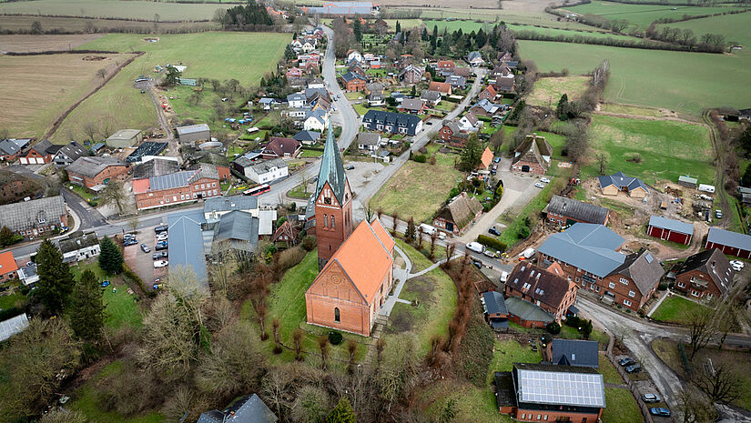 Die Gemeinde Sandesneben mit Kirche und Kirchberg aus der Luft. Die Gemeinde Sandesneben mit Kirche und Kirchberg aus der Luft.