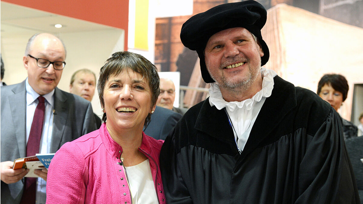 Reformationsbotschafterin Margot Käßmann wirbt auf der Tourismusmesse ITB mit einem „lebenden Luther“