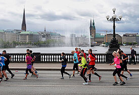 Mit Blick auf die Binnenalster laufen die Sportler beim Hamburg-Marathon (Archivfoto)