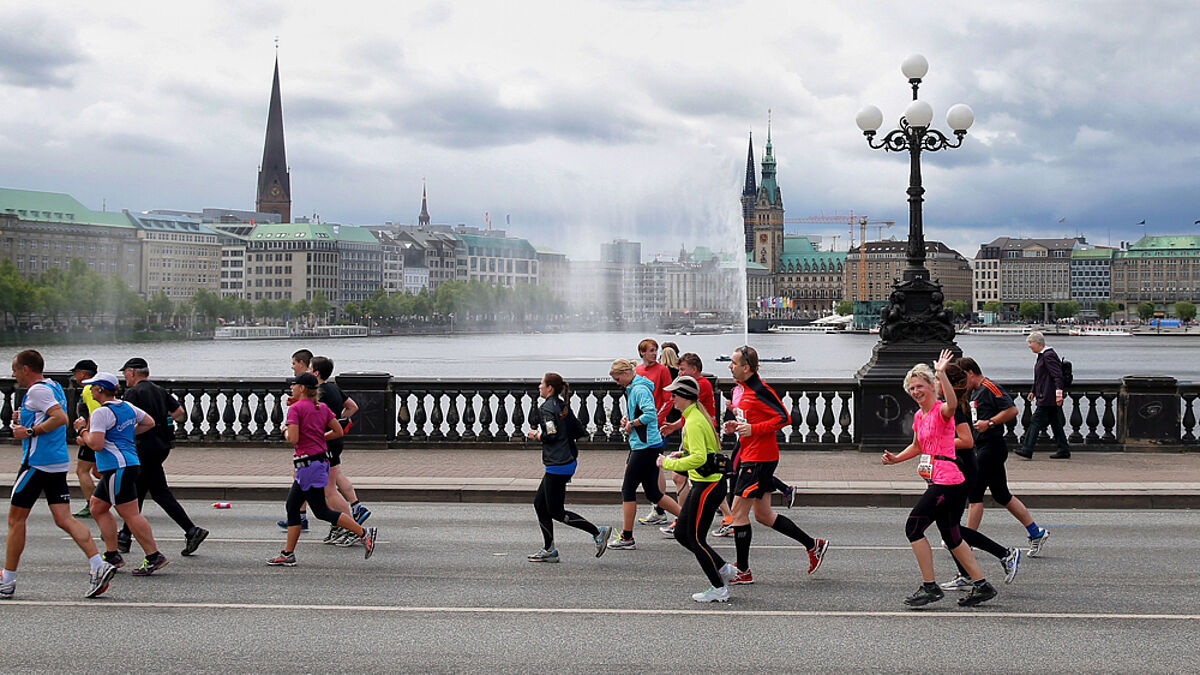 Mit Blick auf die Binnenalster laufen die Sportler beim Hamburg-Marathon (Archivfoto)