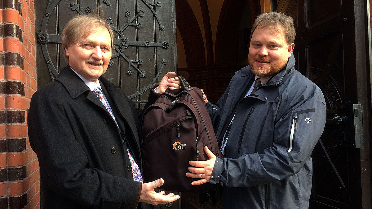 Der alte und der neue Leiter der Institutionsberatung der Nordkirche: Redlef Neubert-Stegemann (l.) übergab gestern den Dienstrucksack an seinen Nachfolger Andreas Wackernagel