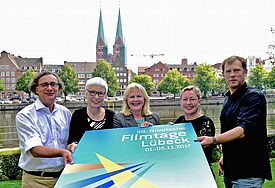Setzen sich für die Nordischen Filmtage ein: Jörg Schöning (Kurator der Retrospektive, v.l.), Festivalleiterin Linde Fröhlich, Lübecks Kultursenatorin Kathrin Weiher, Pröpstin Petra Kallies und Festivalleiter Florian Vollmers.