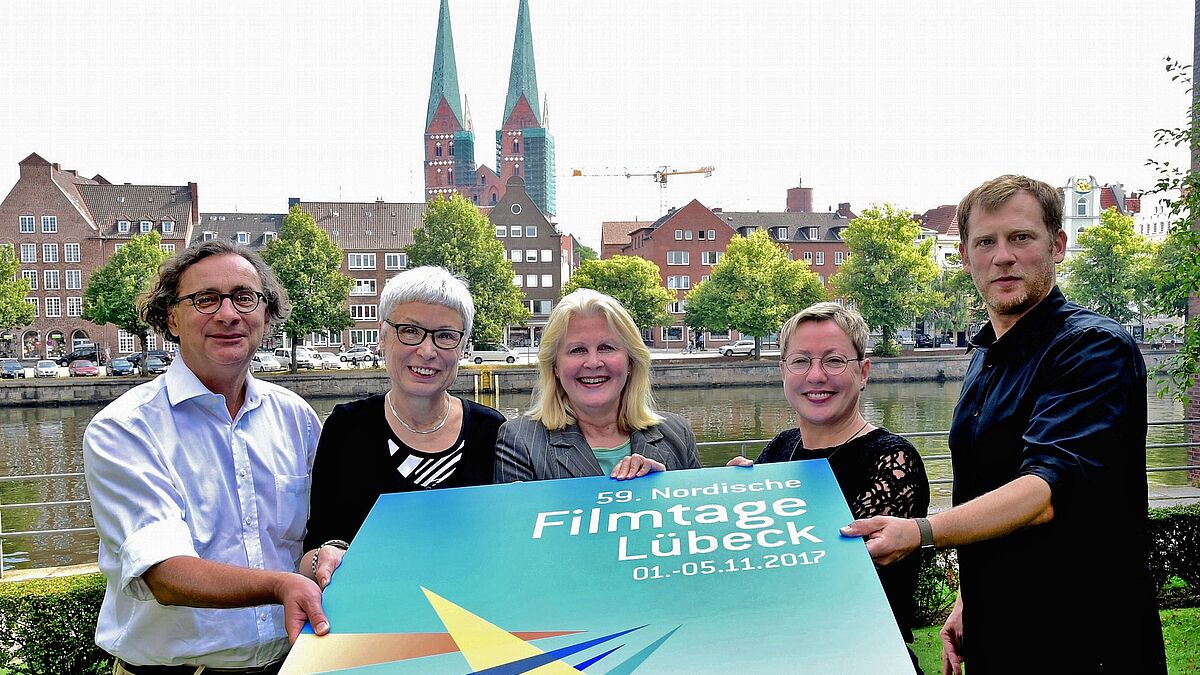 Setzen sich für die Nordischen Filmtage ein: Jörg Schöning (Kurator der Retrospektive, v.l.), Festivalleiterin Linde Fröhlich, Lübecks Kultursenatorin Kathrin Weiher, Pröpstin Petra Kallies und Festivalleiter Florian Vollmers.