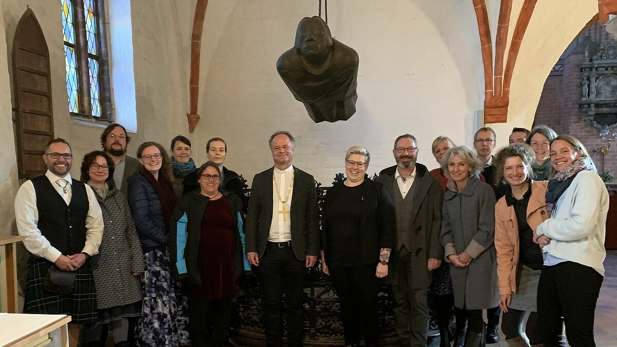 "Zeit und Gespür für Bedürfnisse und Nöte": 14 Teilnehmende wurde mit Zertifikaten des ersten Kurses der Nordkirche für die Seelsorge mit jungen Erwachsenen ausgezeichnet.