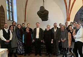 Die Teilnehmenden des ersten Kurses für die Seelsorge mit jungen Erwachsenen mit Bischof Tilman Jeremias im Güstrower Dom.