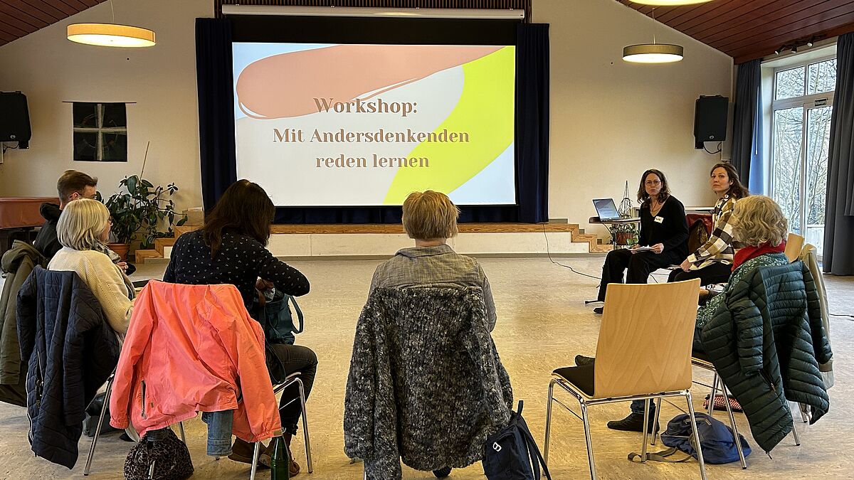 Eine Gruppe von neun Personen findet sich an diesem Sonnabendvormittag ein.