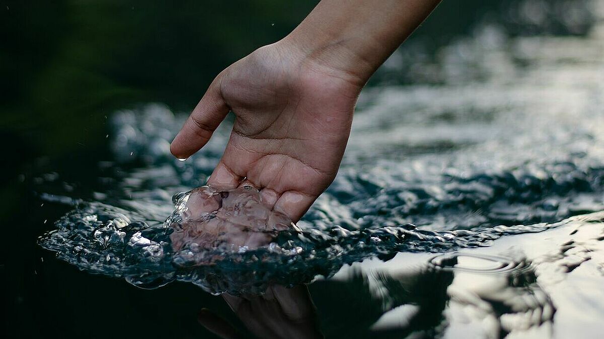 Zehn Täuflinge sollen im Fluss den Segen Gottes erhalten. (Symbolbild)