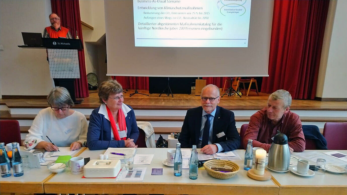 v.l. Gudrun Bruhs (DEK-Delegierte), Marion Ratzlaff-Kretschmar (Vorsitzende des Arbeitskreises Küster der Nordkirche), Tobias Jahn (2. Vorsitzender) und Thomas Konradt, Vorstand