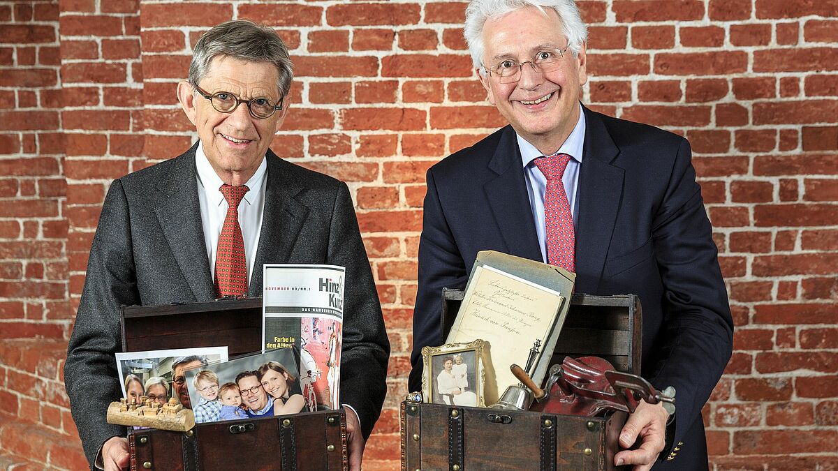 Auch der ehemalige Leiter der Diakonie, Stephan Reimers, und Hauptpastor Alexander Röder zeigen zum Thema "Was bleibt?" ihre persönlichen Schatztruhen.
