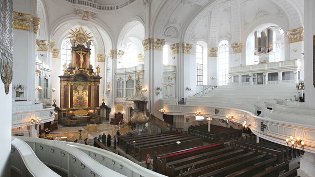 Die St. Michaeliskirche ("Michel") ist ein über die Stadtgrenzen hinaus bekanntes Wahrzeichen Hamburgs