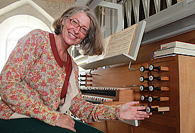 Die Orgel der St. Laurentii-Kirche auf der Nordsee-Insel Föhr kann auch von Balgtretern betrieben werden. Wenn Organistin Birte Buchhorn-Licht den Registerknapf "Calcant" zieht, erklingt im hinteren Teil der Orgel ein Glöckchen als Startzeichen