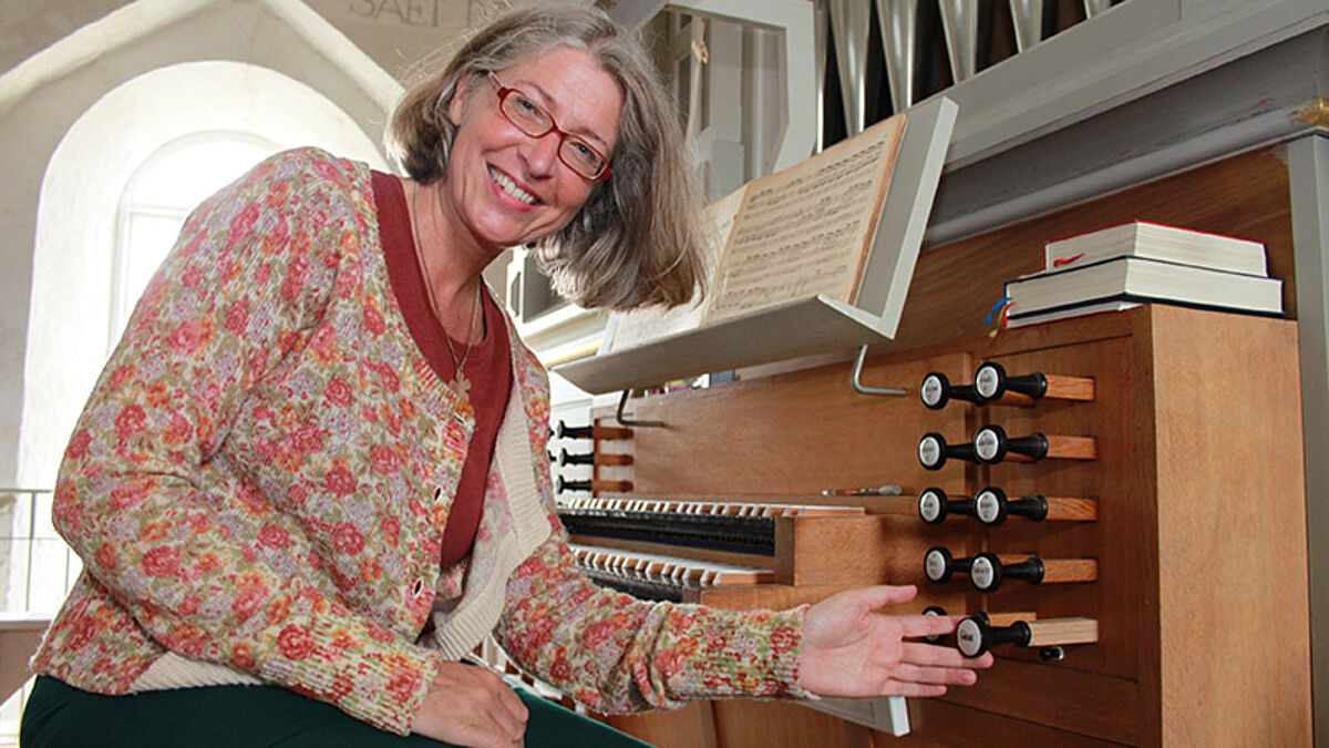 Die Orgel der St. Laurentii-Kirche auf der Nordsee-Insel Föhr kann auch von Balgtretern betrieben werden. Wenn Organistin Birte Buchhorn-Licht den Registerknapf "Calcant" zieht, erklingt im hinteren Teil der Orgel ein Glöckchen als Startzeichen