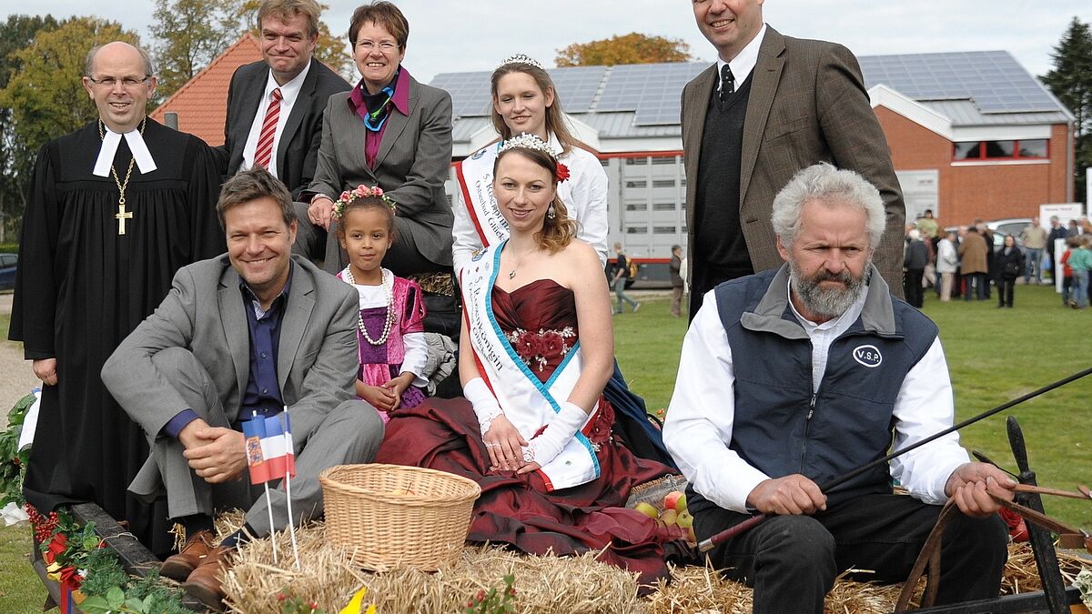 v.l.: Bischofsvertreter Gothart Magaard, Propst Helgo Jacobs, Vizepräsidentin des Landfrauenverbandes Birgitt Feddersen, Präsident des Bauernverbandes Werner Schwarz und Minister Robert Habeck (sitzend) auf einem Umzugswagen auf dem Landeserntedankfest in